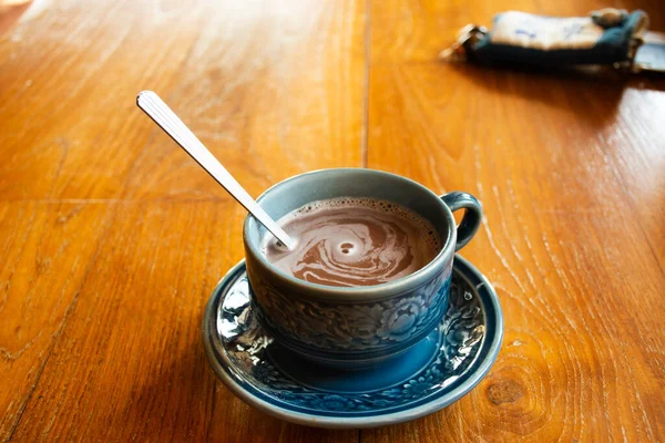 방콕에 식당에서는 인들이 마시는 세라믹 유리로 초콜릿 코코아를 먹는다 — 스톡 사진
