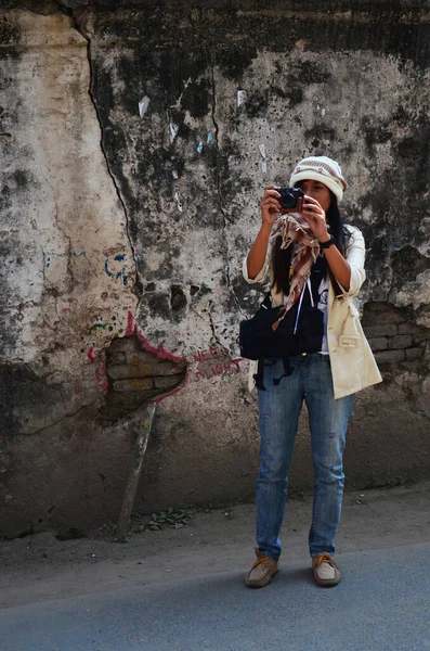 Travelers Thai Women Journey Travel Walking Visit Use Digital Camera — Stock Photo, Image