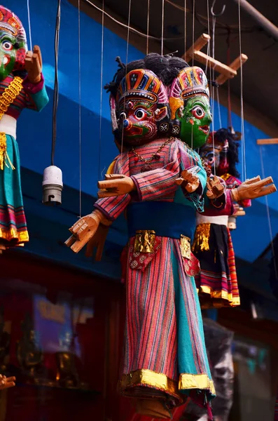当地小贩杂货店内的纪念品和礼物玩具木偶形象 神派风格和木偶恶魔形象 供黑人和游客在尼泊尔加德满都的焦糖老城选购 — 图库照片