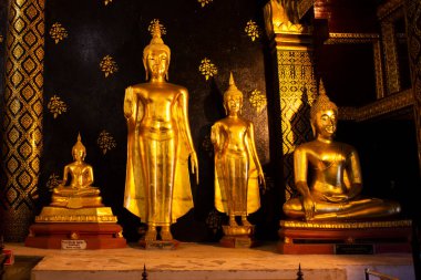 Tayland halkı ve yabancı gezginler için altın Buda heykeli 28 Ekim 2022 'de Phitsanulok Tayland' da Wat Phra Si Rattana Mahathat ya da Yai Tapınağı 'nda dua ve kutsal efsaneye dua etmek üzere seyahat ediyor.