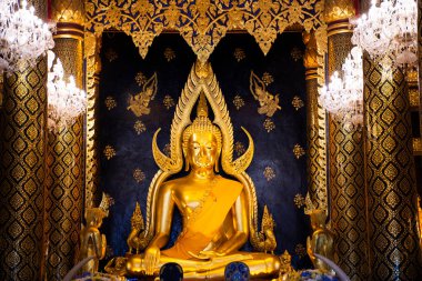 Vihara ve Phuttha Chinnarat Buddha heykelinin içinde Tayland halkı ve yabancı gezginler için Wat Phra Si Rattana Mahathat ya da Phitsanulok Tayland 'daki Yai Tapınağı' nda dua etmek üzere ziyaret edin.