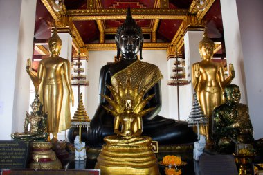 Taylandlılar ve Taylandlılar için güzel Buda heykeli 28 Ekim 2022 'de Phitsanulok, Tayland' da bulunan Wat Phra Si Rattana Mahathat ya da Yai Tapınağı 'ndaki kutsal efsaneye saygı duası ederek seyahat eder.
