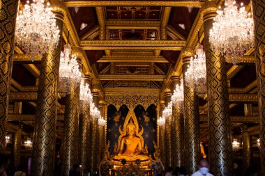 Phra Phuttha Chinnarat Buddha heykeli Vihara ubosot 'da Tayland' da 28 Ekim 2022 'de Phitsanulok, Tayland' da bulunan Wat Phra Si Rattana Mahathat ya da Yai Tapınağı 'nda dua ederek seyahat eden gezginler için.