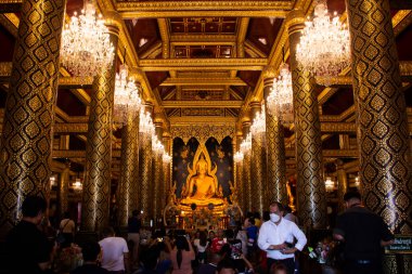 Phra Phuttha Chinnarat Buddha heykeli Vihara ubosot 'da Tayland' da 28 Ekim 2022 'de Phitsanulok, Tayland' da bulunan Wat Phra Si Rattana Mahathat ya da Yai Tapınağı 'nda dua ederek seyahat eden gezginler için.