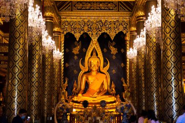 Phra Phuttha Chinnarat Buddha heykeli Vihara ubosot 'da Tayland' da 28 Ekim 2022 'de Phitsanulok, Tayland' da bulunan Wat Phra Si Rattana Mahathat ya da Yai Tapınağı 'nda dua ederek seyahat eden gezginler için.