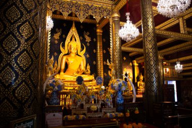 Phra Phuttha Chinnarat Buddha heykeli Vihara ubosot 'da Tayland' da 28 Ekim 2022 'de Phitsanulok, Tayland' da bulunan Wat Phra Si Rattana Mahathat ya da Yai Tapınağı 'nda dua ederek seyahat eden gezginler için.