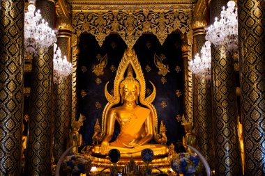 Vihara ve Phuttha Chinnarat Buddha heykelinin içinde Tayland halkı ve yabancı gezginler için Wat Phra Si Rattana Mahathat ya da Phitsanulok Tayland 'daki Yai Tapınağı' nda dua etmek üzere ziyaret edin.