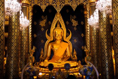 Vihara ve Phuttha Chinnarat Buddha heykelinin içinde Tayland halkı ve yabancı gezginler için Wat Phra Si Rattana Mahathat ya da Phitsanulok Tayland 'daki Yai Tapınağı' nda dua etmek üzere ziyaret edin.