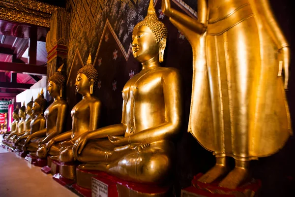 Goldene Buddha Statue Für Thailänder Und Reisende Aus Dem Ausland — Stockfoto
