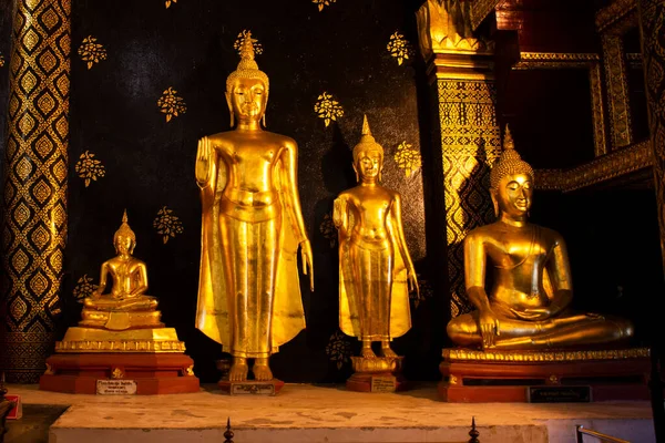 Estatua Oro Buddha Para Pueblo Tailandés Los Viajeros Extranjeros Viaje —  Fotos de Stock