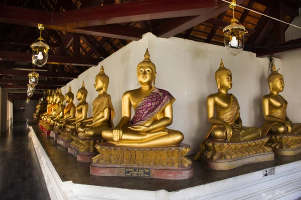 Золотой Будда Статуя Тайцев Иностранных Путешественников Посетить Уважение Молиться Благословлять — стоковое фото