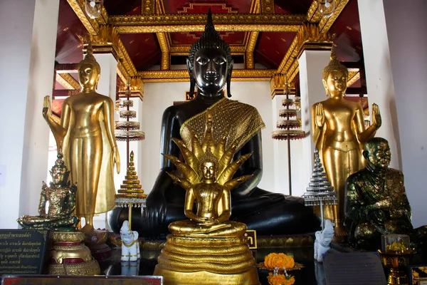 2022年10月28日 泰国人和外国游客在泰国菲萨努洛克的Wat Phra Rattana Mahathat或Yai Temple参观了美丽的佛像 泰国人和外国游客的佛像 — 图库照片