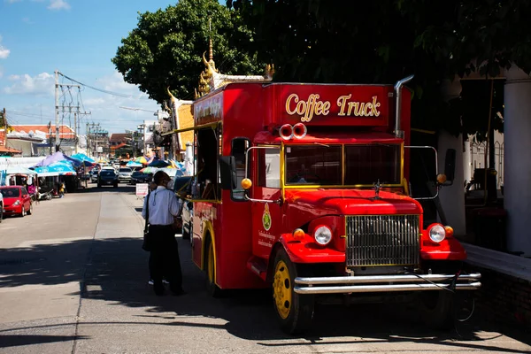 Σύγχρονη Ρετρό Φορτηγό Εκλεκτής Ποιότητας Τροφίμων Και Καφέ Καφέ Όχημα — Φωτογραφία Αρχείου