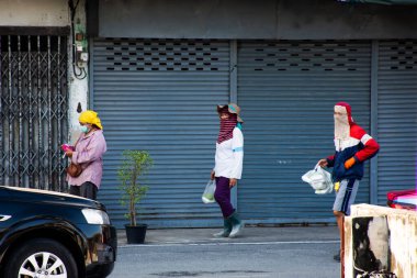 Tayland 'ın Nonthaburi kentindeki Bang Bua Thong başkentindeki Bangbuathong köyünde sabah saatlerinde yürüyen erkek ve kadın işçilerin yerel yaşam tarzları işe gidiyor.