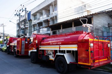 3 Kasım 2022 'de Nonthaburi, Tayland' da Bang Bua Thong şehrindeki itfaiye istasyonunun otoparkında yangın kazası oldu.