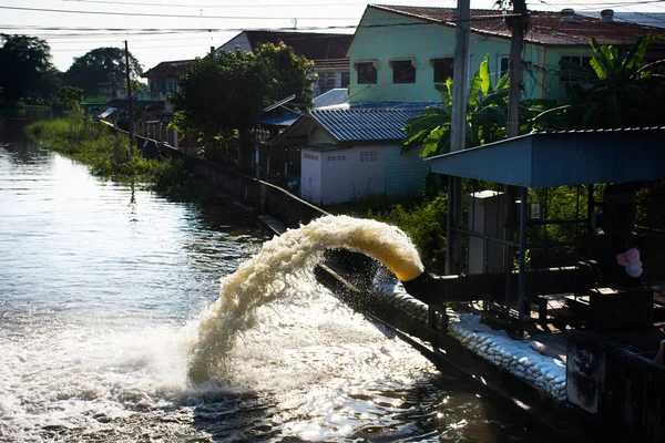 Estación Control Inundaciones Agua Mientras Drena Agua Bangbuathong Mercado Aldea — Foto de Stock