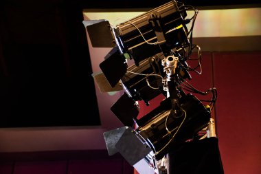 Bangkok, Tayland 'da bir fuar salonunda sahne misafiri için müzik ve dans çalan aktris veya müzisyen için ışık ve sahne efektleri