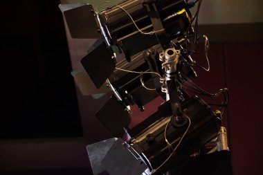 Bangkok, Tayland 'da bir fuar salonunda sahne misafiri için müzik ve dans çalan aktris veya müzisyen için ışık ve sahne efektleri