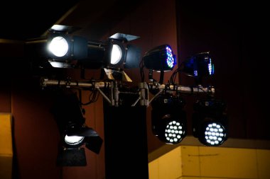 Bangkok, Tayland 'da bir fuar salonunda sahne misafiri için müzik ve dans çalan aktris veya müzisyen için ışık ve sahne efektleri