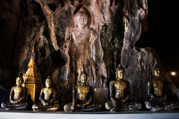 Esculpir Pedra Escultura Estátua Imagem Buddha Parede Caverna Tham Khao — Fotografia de Stock