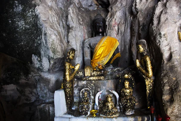タイの人々のためのTham Khao Nguの洞窟の壁に石や彫刻の仏像を彫刻するタイのラチャブリの石灰岩の山の岩公園で神秘的な祝福を訪問し 尊重する旅行 — ストック写真