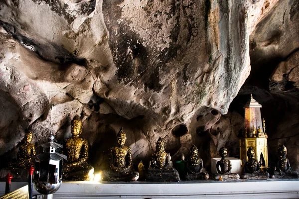 タイの人々のためのTham Khao Nguの洞窟の壁に石や彫刻の仏像を彫刻するタイのラチャブリの石灰岩の山の岩公園で神秘的な祝福を訪問し 尊重する旅行 — ストック写真