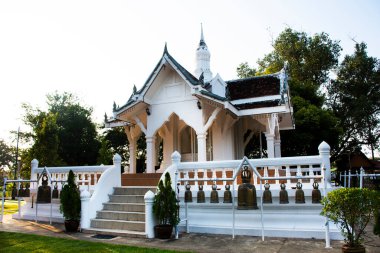 Thai halkı ve yabancı gezginler için Wat Traphang Thong Tapınağı 'ndaki antik antik küçük tapınak duaya ve Sukhothai, Tayland' daki kutsal ibadet gizemine saygı gösterin.