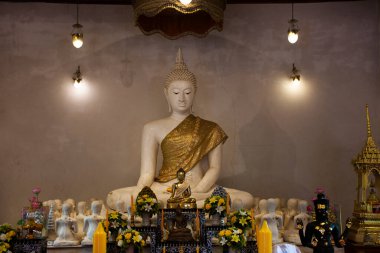 Tayland 'ın başkenti Sukhothai' de, 29 Ekim 2022 'de kutsanmış kutsanmış kutsamalara saygı duasıyla, Tayland' a seyahat edenler ve Tayland halkı için Wat Traphang Thong Tapınağı 'nın antik ubosotundaki güzel beyaz Buda.