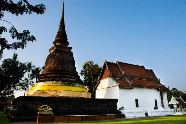 在泰国苏霍泰的苏霍泰历史公园 外国游客到泰国旅游 为虔诚的佛祖祈祷 — 图库照片