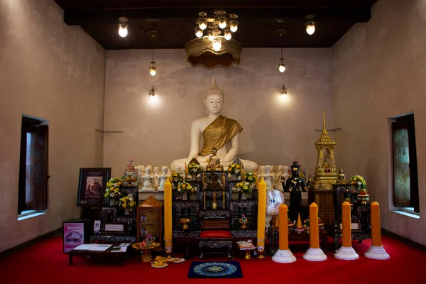 タイの人々と外国人旅行者のためのワット トラップハン トン寺院のアンティークの小塔で美しい白い古代の仏像は 10月に神聖な祝福を祈る尊敬を訪問します29 2022タイのスコータイ県で — ストック写真