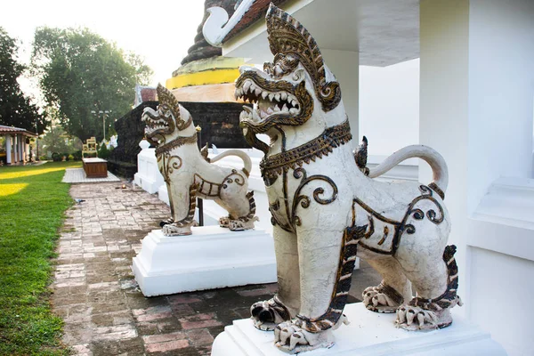 Escultura Tallar León Piedra Antigua Singha Guardián Figura Wat Traphang —  Fotos de Stock
