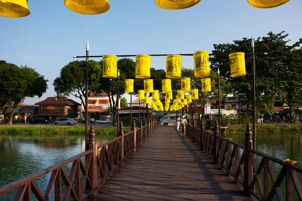 タイの人々と外国人旅行者のためのアンティーク木製の橋旅行のための島を横断する旅を歩くことは タイのスコータイで10月の29 2022でワット トラパントン寺院の古代のチェディ仏塔を訪問します — ストック写真