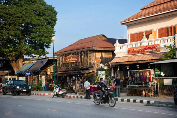 2022年10月29日在泰国苏霍泰 泰国人骑摩托车骑摩托车在街道 交通道路和古屋回家的景观 城市景观和当地生活方式 — 图库照片