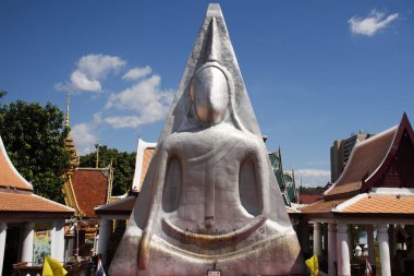 Büyük Buda tılsımı Taylandlılar için yabancı gezginler için. 28 Ekim 2022 'de Phitsanulok Tayland' da Wat Nang Phaya Tapınağı 'nda ibadet ve kutsal mistik ibadeti kutsamak için ziyaret et.