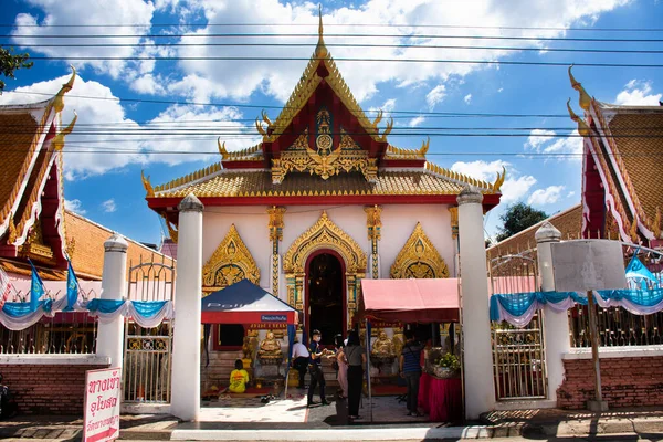 タイの人々のためのヴィハーラ ウボストまたはアンティーク教会の古代の建物旅行者は 2022年10月28日にタイのピサヌロークにあるワット パヤ寺院で祈りと祝福の聖なる神話を尊重します — ストック写真