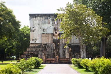 Manzara parkı ve Wat Si Chum Tapınağı 'nın ubosot binası ve Tayland' daki Sukhothai Tarih Parkı 'na seyahat eden yabancı gezginler için antik Buda heykeli.