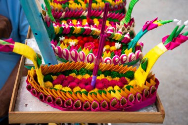 Tayland 'ın Sukhothai kentindeki Loy Krathong festivalinde insanların seçtiği renkli sanat el yapımı krathong ya da yüzen fener sepetleri.
