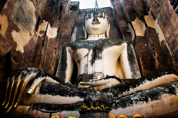 タイの人々のためのワット シリコン チュム寺院とアンティーク アジャナ仏像の古代遺跡建物は タイのスコータイ歴史公園の世界遺産で参拝を尊重します — ストック写真