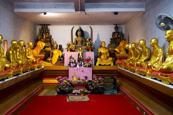 タイ国外からの旅行者のためのワット シーチュム寺院の古代の仏像と僧侶の仏像外国人旅行者は 10月に歴史公園で祝福を祈る尊敬を訪問します29 2022タイのスコータイ県で — ストック写真