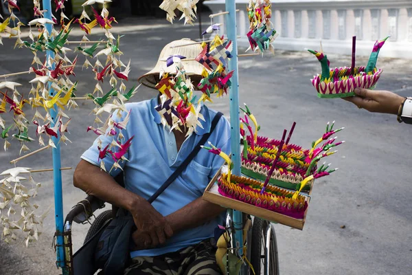 Hombre Tailandés Discapacitado Sienta Venta Sillas Ruedas Krathong Hecho Mano — Foto de Stock