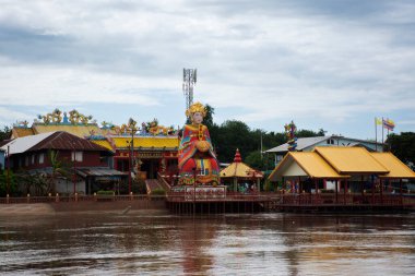 Chao Pho Thepharak Tapınağı Chao Mae Thapthim veya Mazu Matsu Çin deniz tanrıçası Tayland 'da 28 Ekim 2022' de Nakhon Sawan, Tayland 'da Chao Phraya nehrinde dua ederek ziyaret edin.