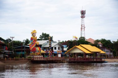 Chao Pho Thepharak Tapınağı Chao Mae Thapthim veya Mazu Matsu Çin deniz tanrıçası Tayland 'da 28 Ekim 2022' de Nakhon Sawan, Tayland 'da Chao Phraya nehrinde dua ederek ziyaret edin.
