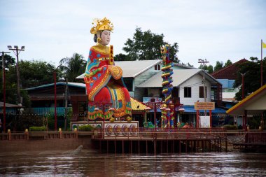 Chao Pho Thepharak Tapınağı Chao Mae Thapthim veya Mazu Matsu Çin deniz tanrıçası Tayland 'da 28 Ekim 2022' de Nakhon Sawan, Tayland 'da Chao Phraya nehrinde dua ederek ziyaret edin.