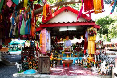 Taylandlılar için antik tapınak melek tanrısı heykeli 3 Kasım 2022 'de Suphan Buri Tayland' da Song Phi Nong 'da kutsanmış bir dilek adamak için ziyaret ve dua etmek.