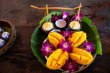 Tayland 'da, Bangkok Tayland' daki kafe restoranında misafir müşterilerin yemek yediği eski usul çatal çay saatinde özel olarak pişirilmiş mangolu tatlı ve yapışkan pirinç.