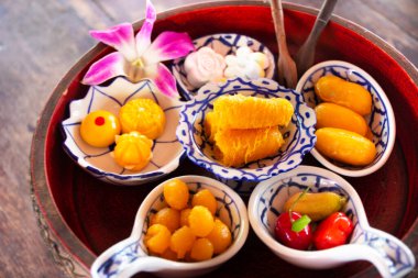 Antika dokuz uğurlu Thai tatlıları ve birçok yerel tatlı yiyecekler Tayland 'da Bangkok, Tayland' daki kafe ve restoranda çay saati içen müşteriler için Tayland nostaljik nostalji tarzı.