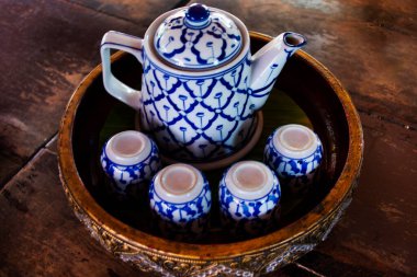 Tayland 'ın Suphan Buri şehrinde Song Phi Nong şehrindeki açık kafe ve restoranın yemeklerini içen Taylandlı müşterilere çay saati için hazırlanmış antika seramik çaydanlık.