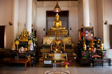 Wat Thap Kradan Tapınağı 'nın antik ubosot' unu inşa eden eski Buda 'nın insanları 3 Kasım 2022' de Suphan Buri Tayland 'da Song Phi Nong' da kutsanmış mistik kutsala ziyaret ve saygı gösterirler.