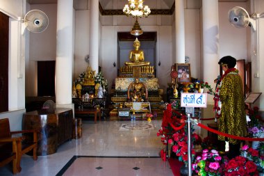 Wat Thap Kradan Tapınağı 'nın antik ubosot' unu inşa eden eski Buda 'nın insanları 3 Kasım 2022' de Suphan Buri Tayland 'da Song Phi Nong' da kutsanmış mistik kutsala ziyaret ve saygı gösterirler.