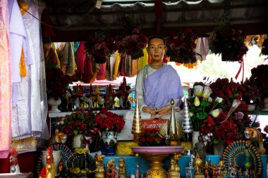 Taylandlılar için antik tapınak melek tanrısı heykeli 3 Kasım 2022 'de Suphan Buri Tayland' da Song Phi Nong 'da kutsanmış bir dilek adamak için ziyaret ve dua etmek.